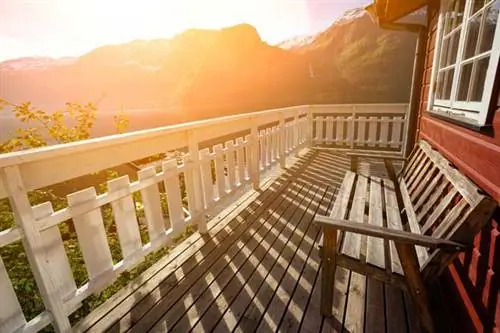 Внешний вид деревянного дома, залитого солнечным светом