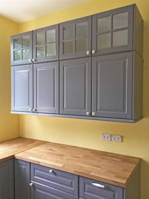 Окрашенные стены и нижние шкафы