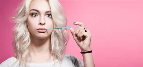 Женщина жует резинку