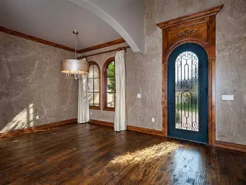 Деревянный пол ручной работы в изысканном доме в испанском стиле