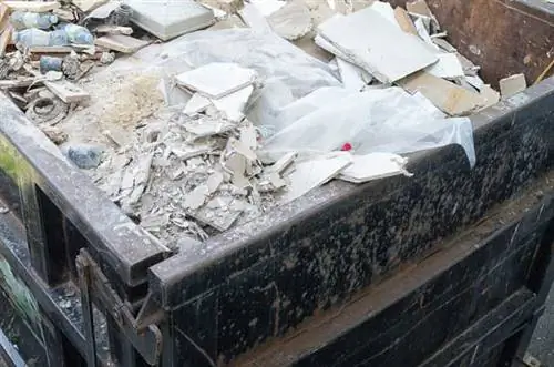 Мусорный бак заполнен строительным мусором