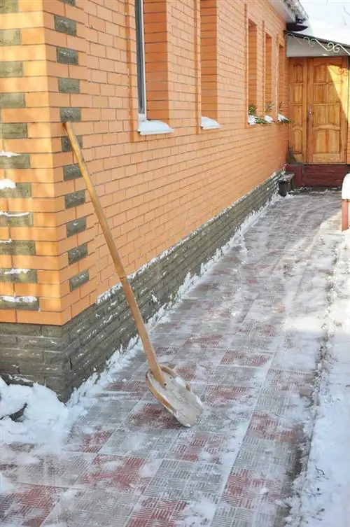 Очистка дорожки дома от снега