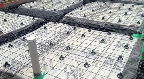 Нужно ли укладывать жесткую изоляцию под бетонную плиту? [Пояснение]