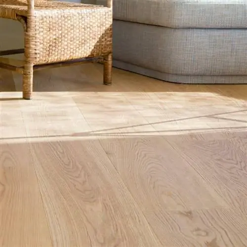 деревянный пол с мебелью