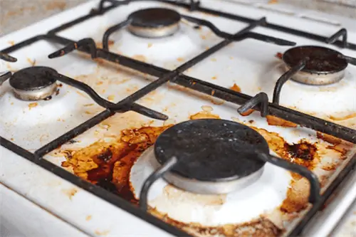 пятна от еды пригорели на газовой плите