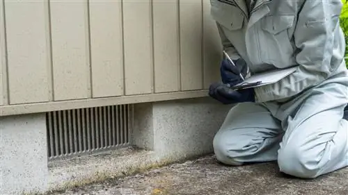 Подрядчик проверяет уровень влажности в фундаменте.