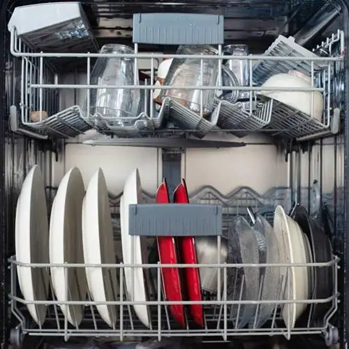 загруженная посудомоечная машина внутри дома готова к стирке