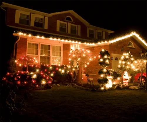 Руководство по подвешиванию рождественских гирлянд на желобах