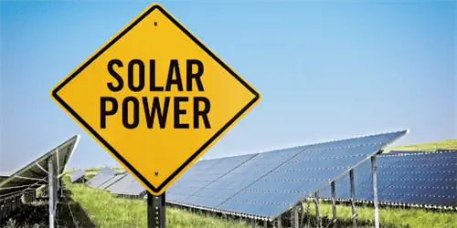 знак солнечной энергии с солнечными панелями в качестве фона