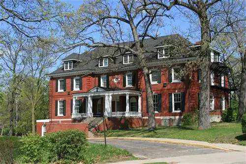 Значение собственности Greek Life: братства и женские общества с самой большой и ценной собственностью