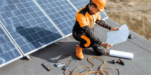 техник смотрит на схемы солнечных батарей