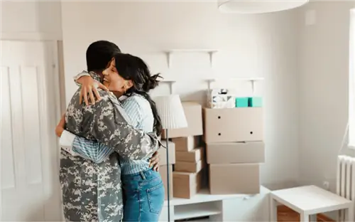 жена обнимает мужа ветерана домовладельца