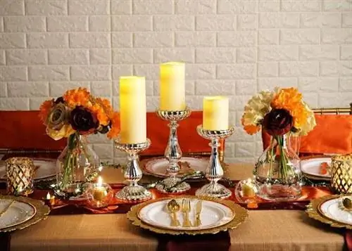 Дизайн стола благодарения со скатертью и бегуном