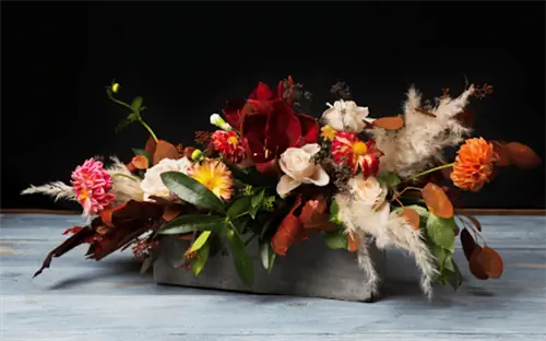 Осенний букет из цветов оранжевого, красного и фуксии