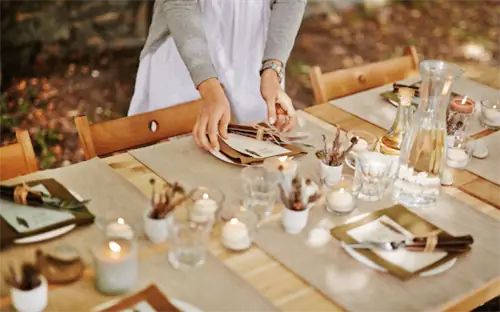 чайные свечи, украшающие столешницу на День Благодарения