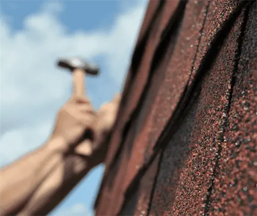 специалист по ремонту кровли, выполняющий работы по ремонту кровли