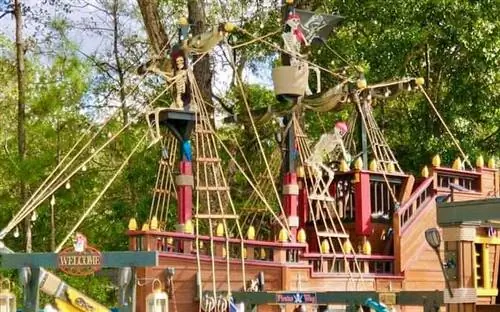 Хэллоуинские скелеты на борту пиратского корабля