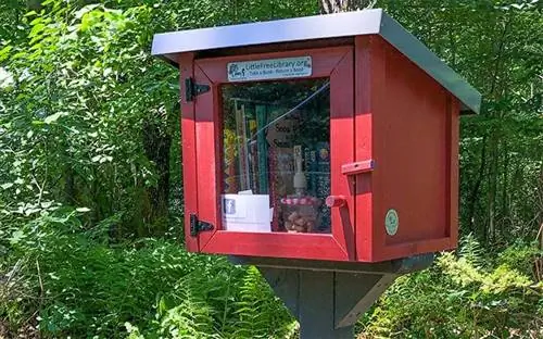Red Little Free Library с закрытой дверью в Род-Айленде