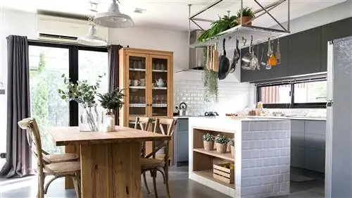 Уютная маленькая кухня с голубыми шторами