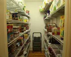 Кладовая с проволочными полками по обеим сторонам двери. Кладовая с проволочными полками по обеим сторонам двери.
