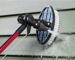 Очистка сайдинга в доме с помощью Hyde PivotPro Water Wand. Очистка сайдинга в доме с помощью Hyde PivotPro Water Wand.