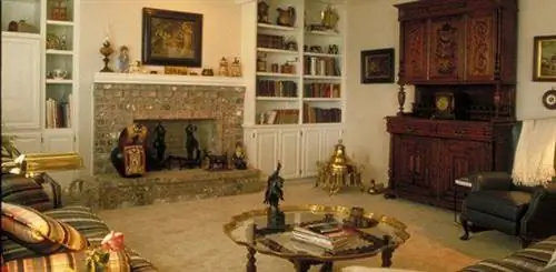 Украшенная гостиная с камином