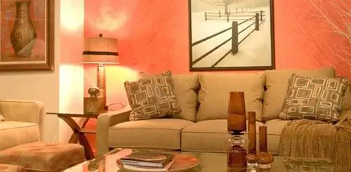 Гостиная с ярко-красными стенами