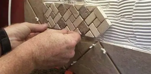 Укладка мозаичной плитки на фартук.