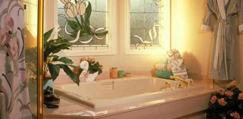 Ванна для купания с витражным окном.