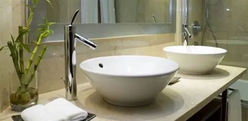 Двойная раковина на тумбе.