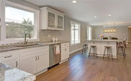 Солнечный свет отражается от деревянных полов в красивом современном доме