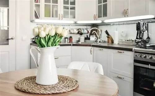 Огромная ваза на кухонном столе