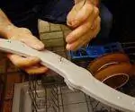 Использование проволоки для вешалок для очистки отверстий в разбрызгивателе посудомоечной машины.