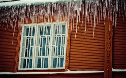 Ледяные запруды на доме зимой