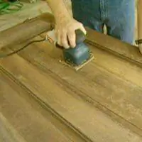 Шлифовка входной двери для повторной отделки.