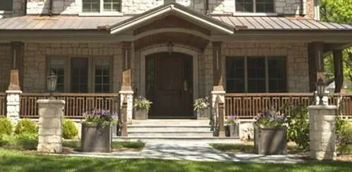 Вход в дом с крыльца.