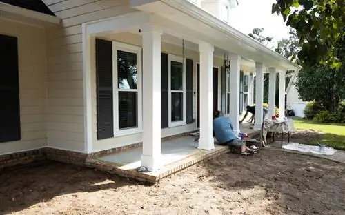 Домовладельцы тщательно позиционируют трафарет перед покраской