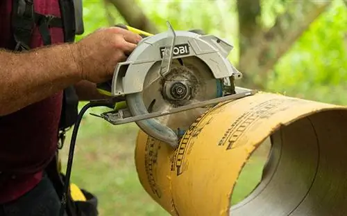 Мужчина распилил Quik-Tube по размеру