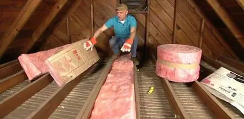 Монтаж рулонного утеплителя на чердаке.