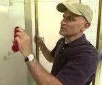 Советы по очистке стеклянной душевой двери