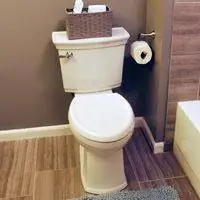 Новый унитаз в обновленной ванной.