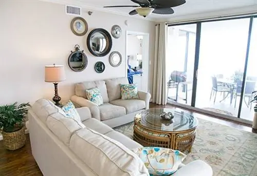 Гостиная недавно отремонтированной квартиры на берегу моря.