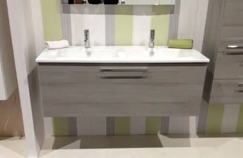 Плавающий настенный туалетный столик.