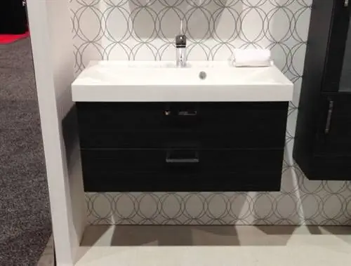 Черная стена висела, плавающий туалетный столик.