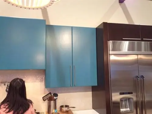Синие подвесные кухонные шкафы.