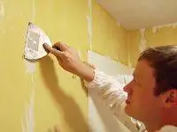 Снятие обоев шпателем.