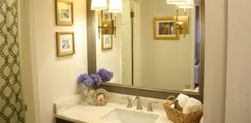 Маленькая ванная комната после ремонта.