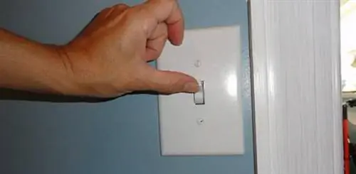 Включение и выключение нового настенного выключателя для его проверки