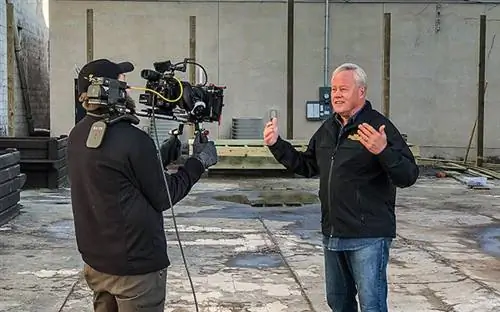 Ведущий программы Today Homeowner Дэнни Липфорд записывает отрывок для The Weather Channel в Марианне, Флорида.