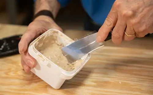 Джо Труини показывает, как содержать шпатель в чистоте, в сегменте «Простые решения для домовладельцев сегодня».